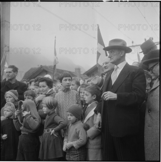 Alpnach, people waiting for Ludwig von Moos, newly elected federal councilor; 1959