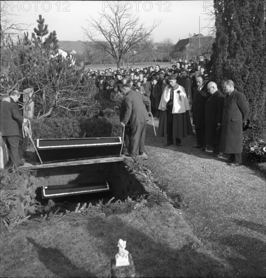 WW2: Burial of the