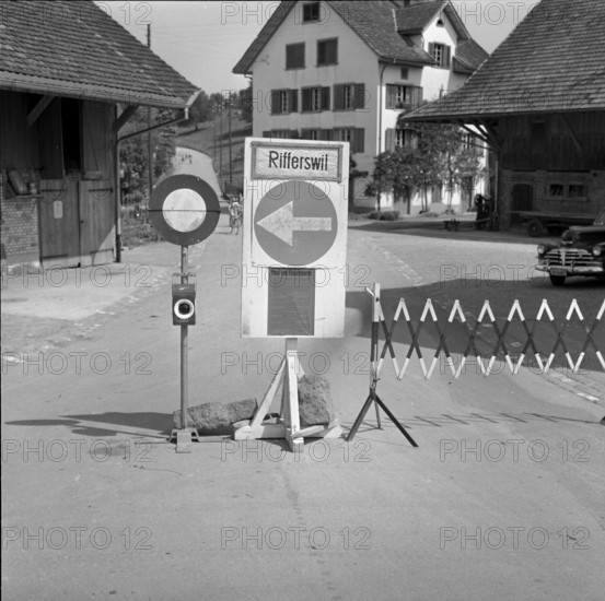Roadblock due to foot-and-mouth disease in the Freiamt, 1956