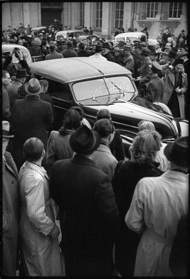 WW 2: Allied trade delegation, arrival in Berne, 1945