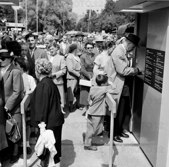 Opening of the SAFFA fair 1958: queue at the ticket window