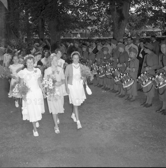 Maienzug Aarau 1953; Young women at the procession