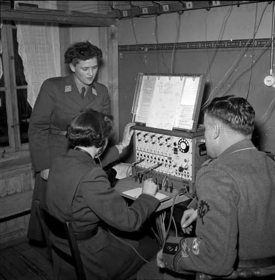 Women soldiers as switchboard operators, Pfäffikon 1952