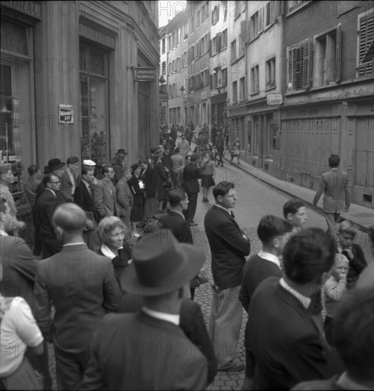 Zurich, people following chase after a criminal; 1948