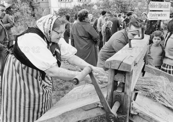 Braechete, public demonstration of handicraft in Zaeziwil, 1965