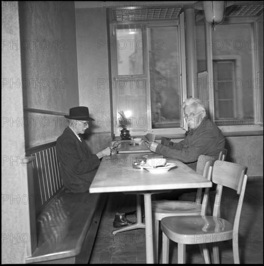 Guests in the Herberge zur Heimat, Zurich 1952