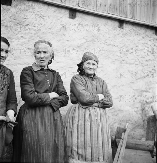 Old women in Haldenstein, 1942