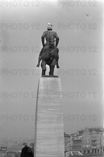 Hans Waldmann memorial in Zurich 1970, with pigeons