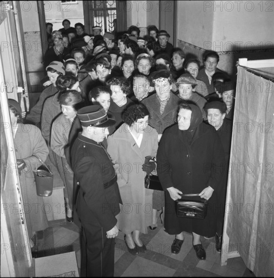 Women are voting consultatively at a federal voting in their municipality