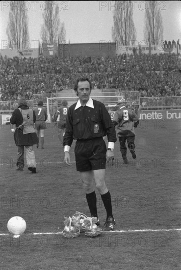 Cup final 1975: FC Basel - FC Winterthur; Referee Roland Racine