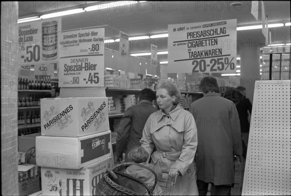 Discount on cigarettes and beer in the Denner shop; customer 1969