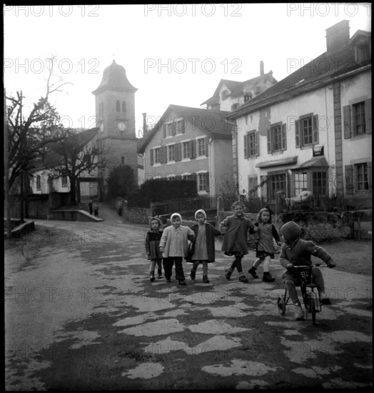Val de Travers: children in Noiraigue; 1950