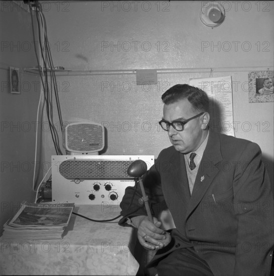 Lenzburg prisoners shall be provided with radio connection. All of the cells get either earphones or small loudspeakers.