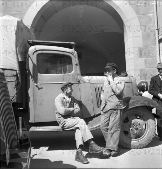 Carriers having a Break, Lucerne 1951