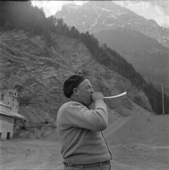 Attinghausen; glass sand quarry, worker giving warning signal; 1953