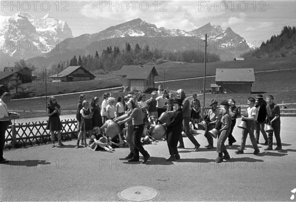 Dutch children are visiting Swiss children in Goldern.