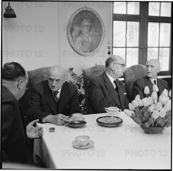 Jean Rudolf von Salis talking with former members of the federal council; 1962