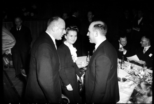 Member of the canton government Streuli talks with the help of an interpreter to Russian minister Kulaschenkov