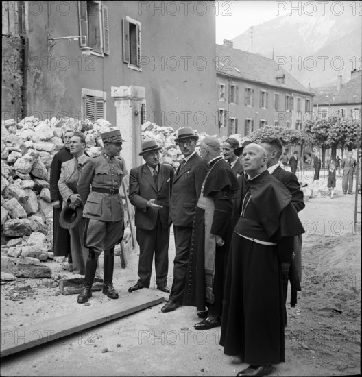 Federal council Kobelt visiting place of accident St-Maurice 1946