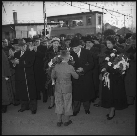 St. Gallen, Boy welcoming Federal councilor Thomas Holenstein; 1954