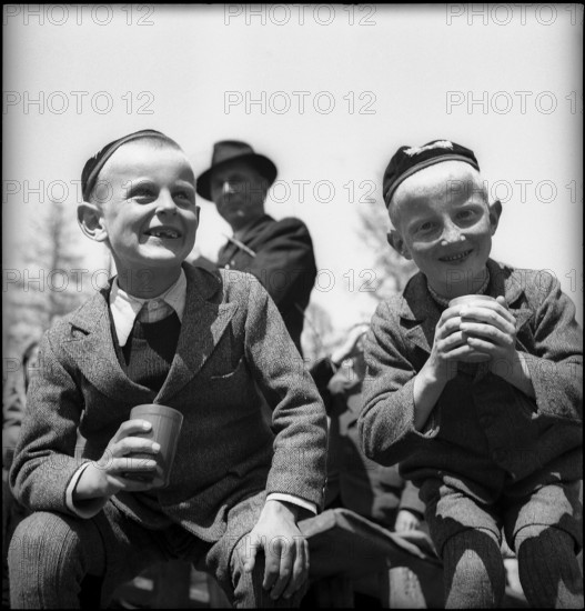 Pupils having a picnic, 1945