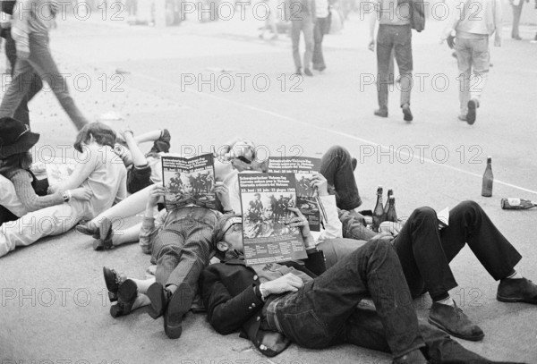 Youth rest; young people reading leaflet 1968