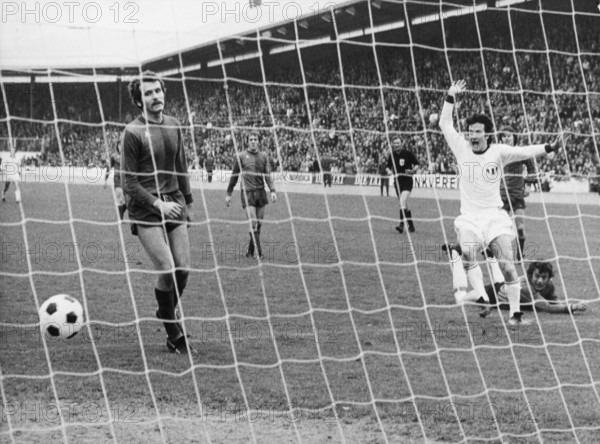 Swiss Championship NLA 1973/74: FC Zurich - FC Basel; Mundschin, scorer Jeandupeux