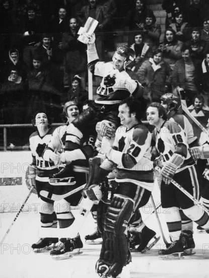 NLA 1974/75: Swiss Champion SC Bern 1975, Cadieux with trophy