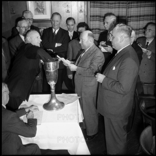 Drawing the first round of WC 1954: Landolt, Rous, Thommen
