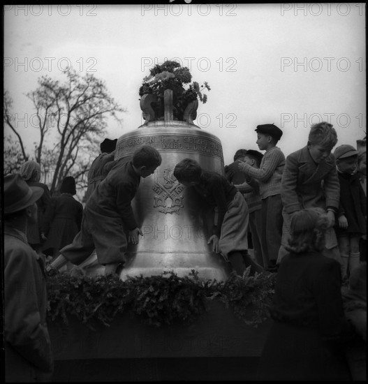 Pupils with bell of Petrus church in Bern 1948