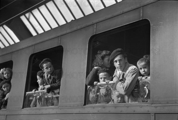 Refugees, French children, arrival; 1944