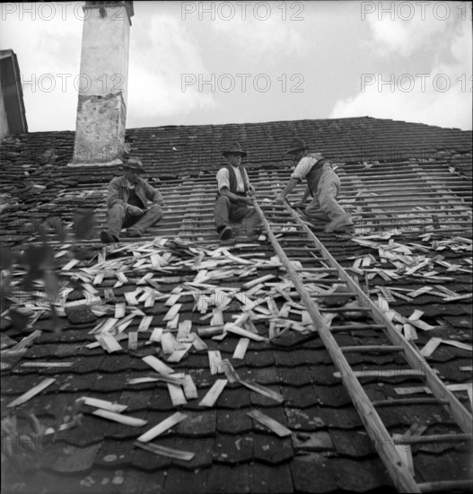 WW2: bombing in Switzerland; bomb airdrop, dropping in Riggisberg, 1943