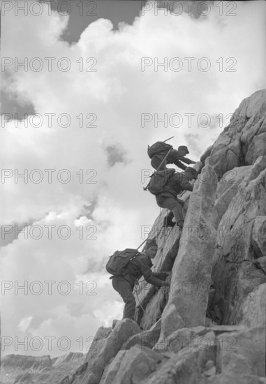 Rope of tree soldiers climbing, Furka 1950