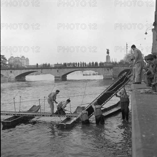 Building rapid army gangplank across Limmat, Zurich 1959