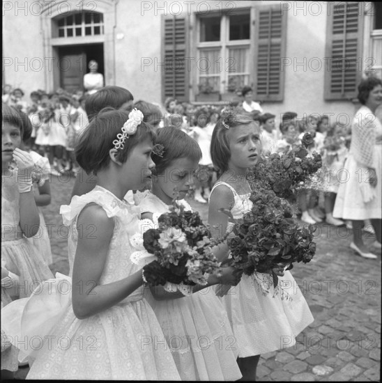 Rutenzug Brugg 1962; Girls in white clothes