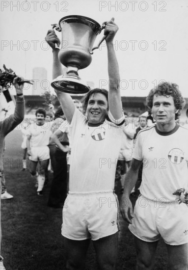 Swiss championship NLA 1975/76: Champion FCZ; Martinelli with the cup, Katic