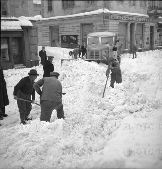 La Chaux-de-Fonds, men shoveling snow; 1952