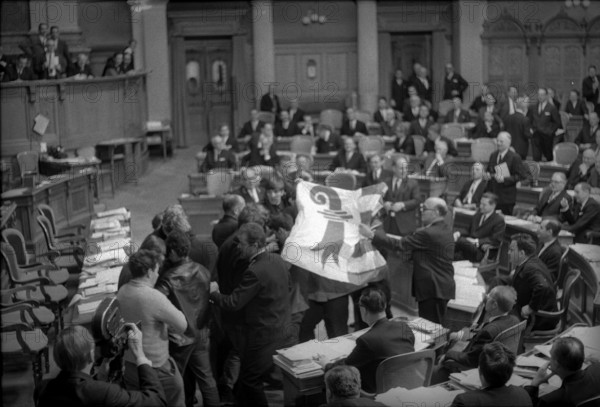 The Béliers group intruding the Federal Palace, 1968