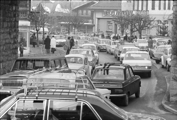 Gstaad: dense traffic on New Year's Eve; 1972