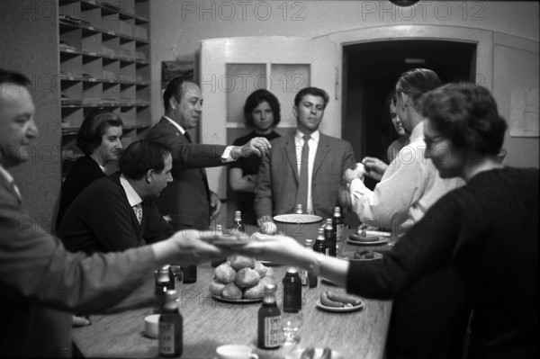 Ringier Picture Service: sausage snack/sausage party, 1963