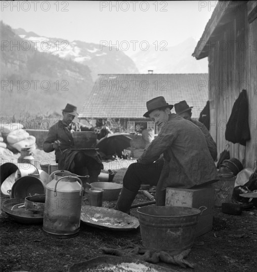 Men mending kettles, 1941