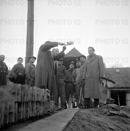 Road lesson in building Molotov cocktails, Berne 1956