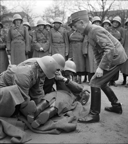 Members of women's military service; drivers, first aid practice