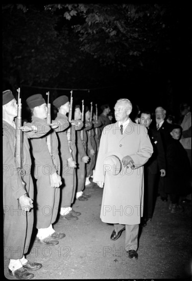 Guisan passes soldiers of French army