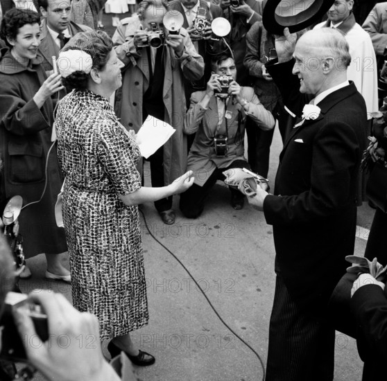 Opening of the SAFFA fair 1958: Erika Rikli presents Thomas Holenstein with the key