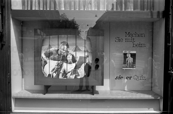 Shop window Ringier publisher: Ruedi Walter and Margrit Rainer in Egypt, 1966