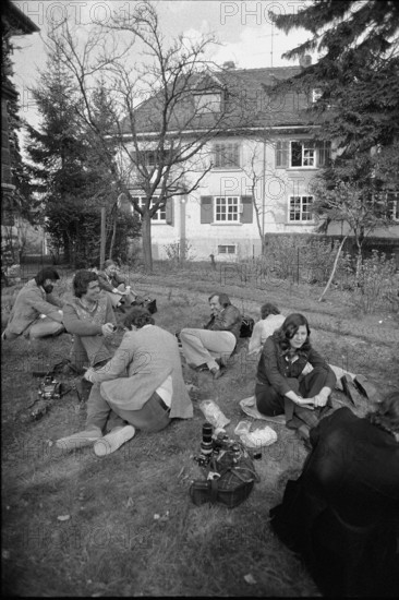 Journalists and photographers are waiting for the arrival of the family near Solzhenitsyn's home at the Stapferstrasse