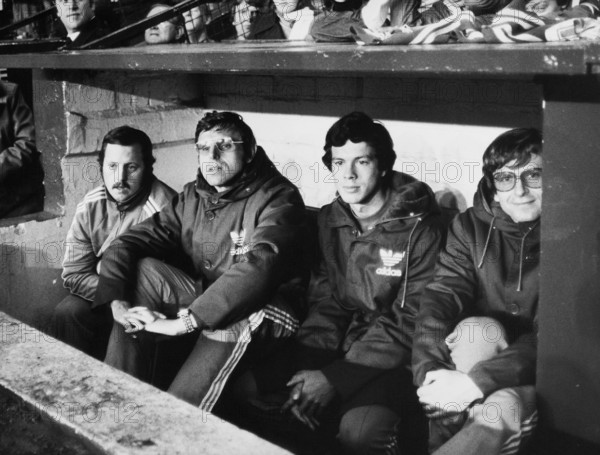 European Champions Cup semi-final 1976/77: Liverpool FC - FC Zurich; FCZ substitute's bench, masseur Burgermeister, coach Konietzka, Aliesch, Rutschmann