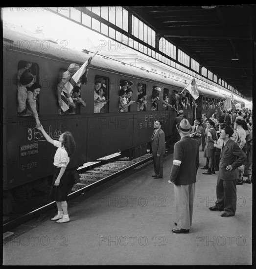 People say goodbye, part; 1945