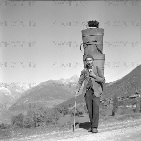 Heidenwein: wine grower with wine tub, 1956